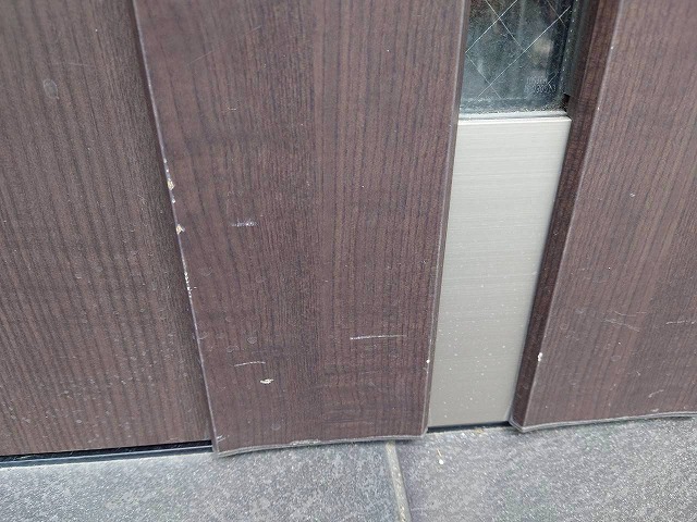 加古川市　傷ついた玄関扉